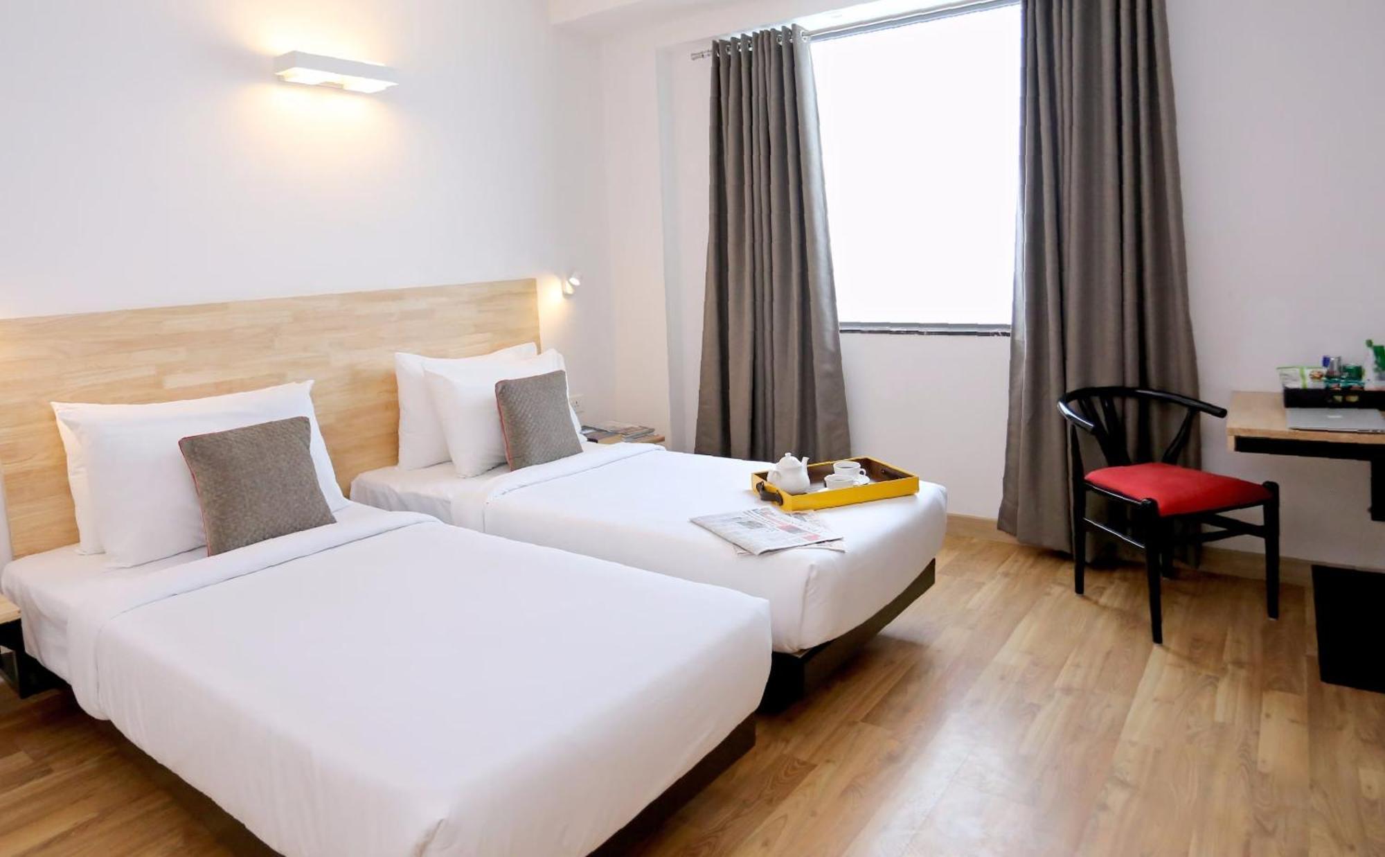 Oyo Townhouse 012 Kaushambi Metro Ghaziabad Hotel Buitenkant foto