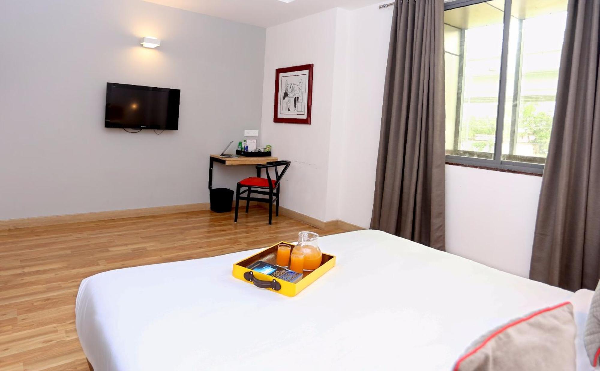 Oyo Townhouse 012 Kaushambi Metro Ghaziabad Hotel Buitenkant foto